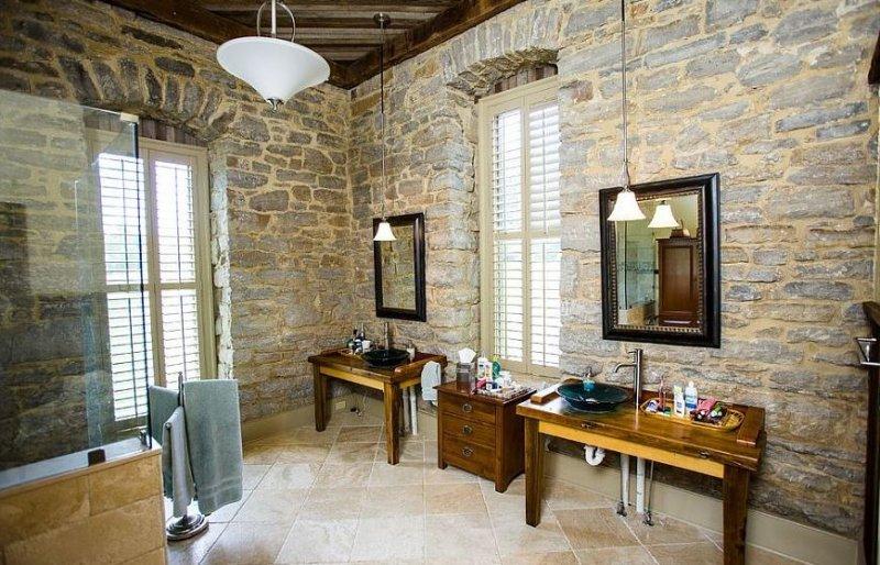 Banyo dekorasyonunda doğal taş esintisi