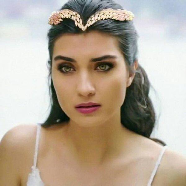 Dubai'de Tuba Büyüküstün'e yoğun ilgi 