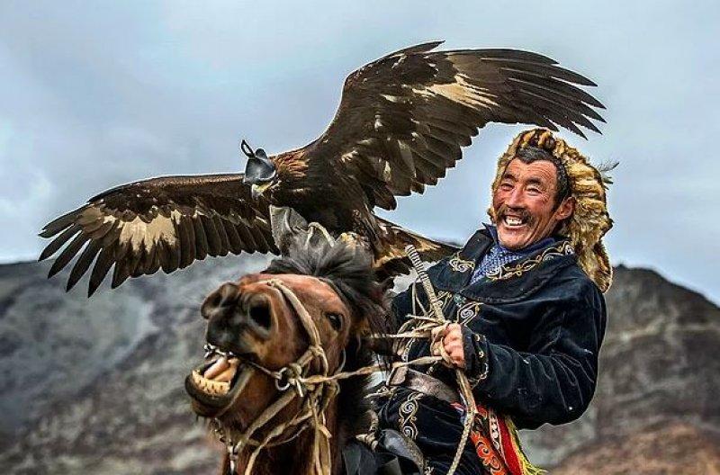 Moğolistan'da altın kartal festivali başladı 