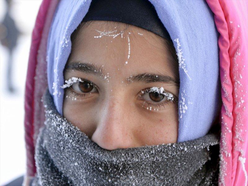 Ardahan'da öğrencilerin kirpikleri dondu