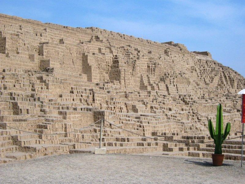 Peru'nun ortasında piramit çıktı