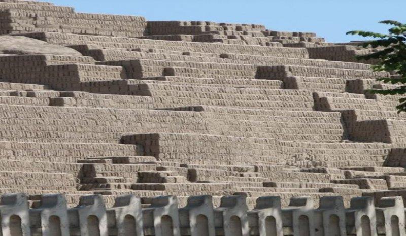 Peru'nun ortasında piramit çıktı