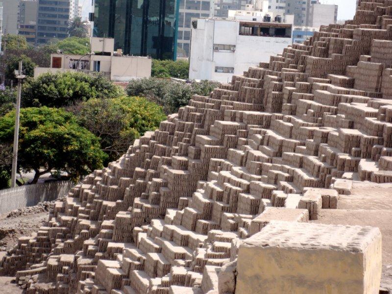 Peru'nun ortasında piramit çıktı