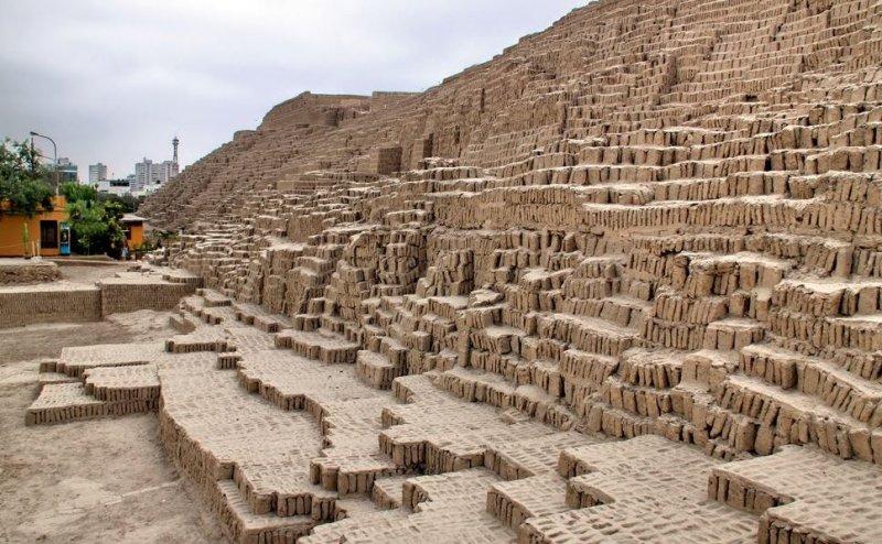 Peru'nun ortasında piramit çıktı