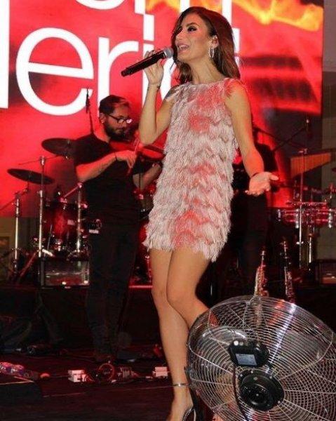 İrem Derici görüntüsü ile hayranlarını şaşırttı 