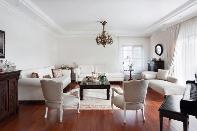 Ünlü şarkıcı Nilüfer'in 4 katlı muhteşem villası