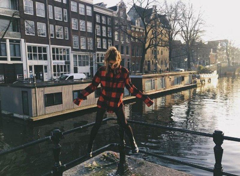 İrem Derici görüntüsü ile hayranlarını şaşırttı 