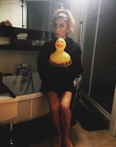 İrem Derici görüntüsü ile hayranlarını şaşırttı 