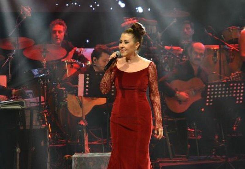 Ünlü şarkıcı Nilüfer'in 4 katlı muhteşem villası