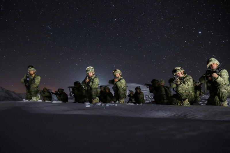 Çukurca'da eksi 22 derecede operasyon