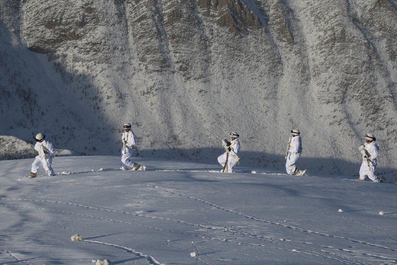 Çukurca'da eksi 22 derecede operasyon