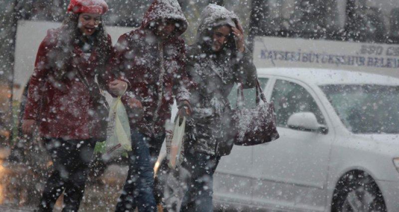 Yoğun kar yağışı yurtta etkili oldu 