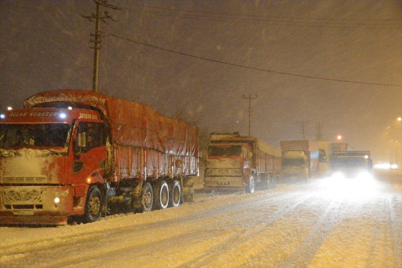 Yoğun kar yağışı yurtta etkili oldu 