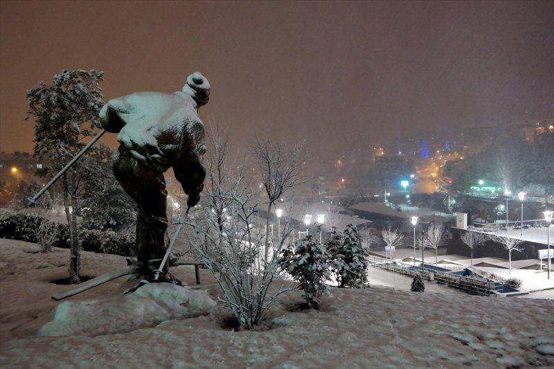 Yoğun kar yağışı yurtta etkili oldu 