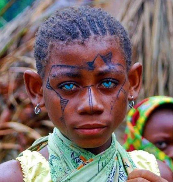 Mavi gözlü siyahi çocuklar 