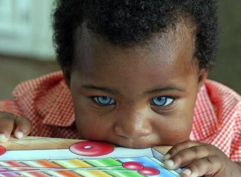 Mavi gözlü siyahi çocuklar 