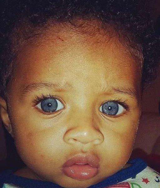 Mavi gözlü siyahi çocuklar 