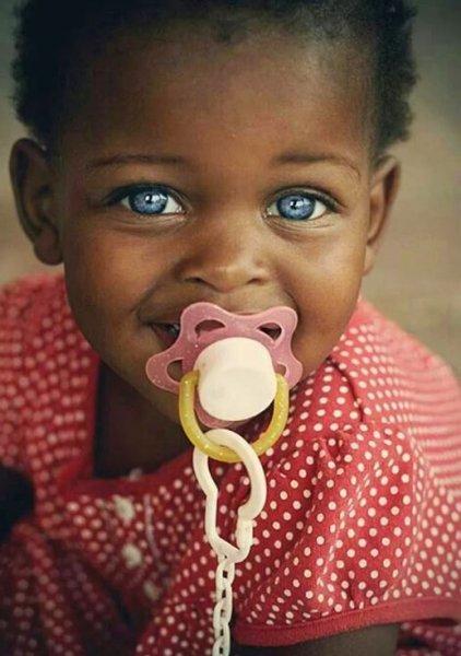 Mavi gözlü siyahi çocuklar 