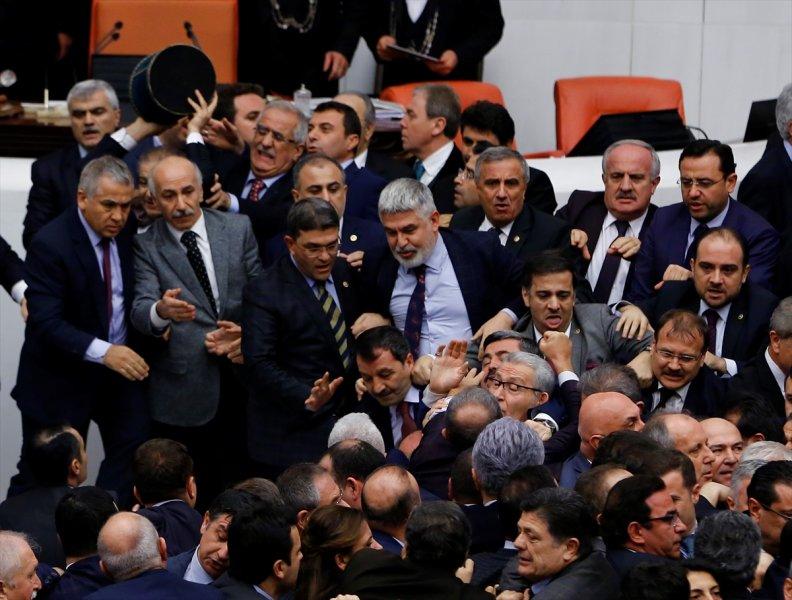 Meclis'te yaşanan kavganın fotoğrafları