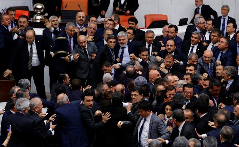 Meclis'te yaşanan kavganın fotoğrafları