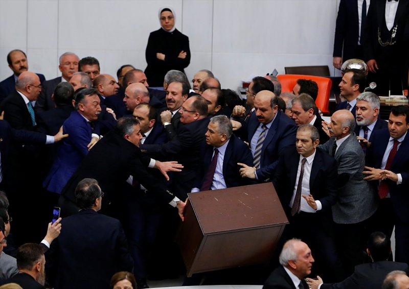 Meclis'te yaşanan kavganın fotoğrafları