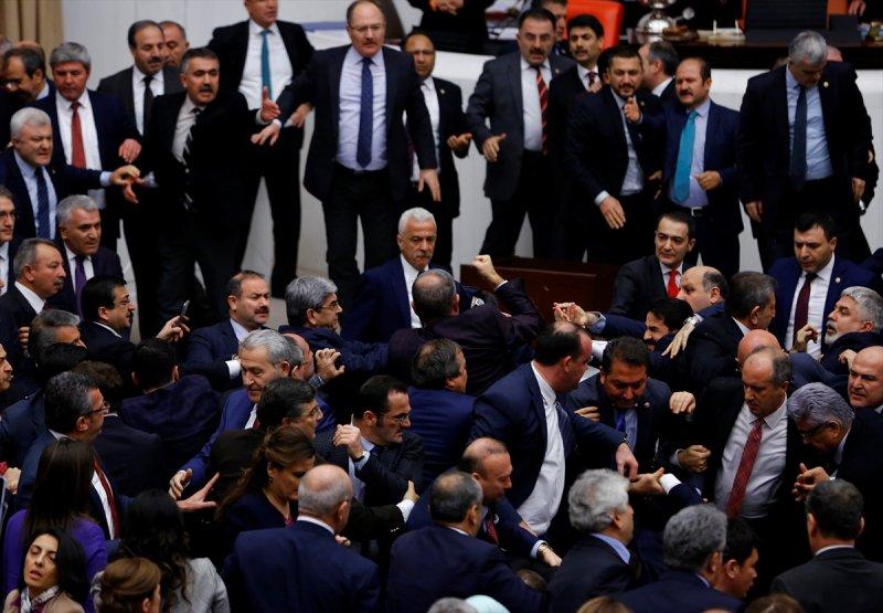 Meclis'te yaşanan kavganın fotoğrafları