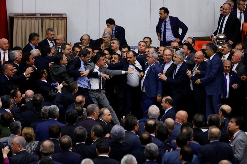 Meclis'te yaşanan kavganın fotoğrafları