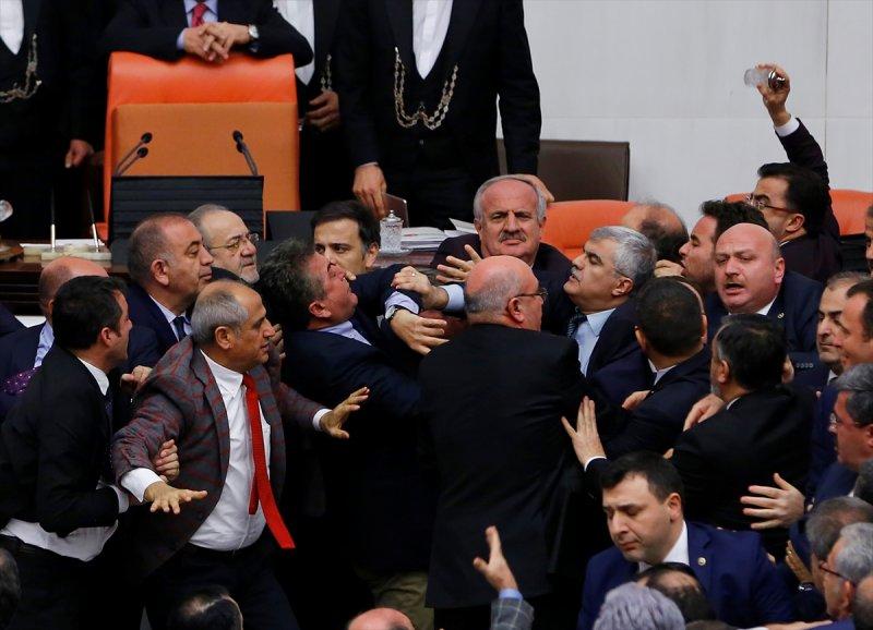 Meclis'te yaşanan kavganın fotoğrafları