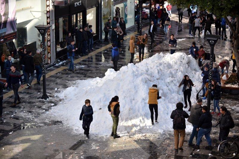 Mersinlilerin 15 derece sıcaklıkta kar topu savaşı