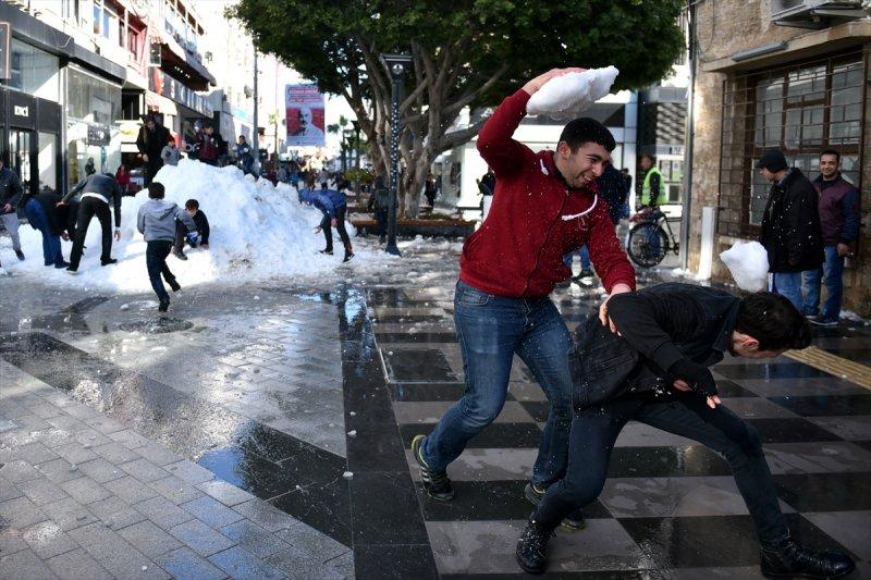 Mersinlilerin 15 derece sıcaklıkta kar topu savaşı