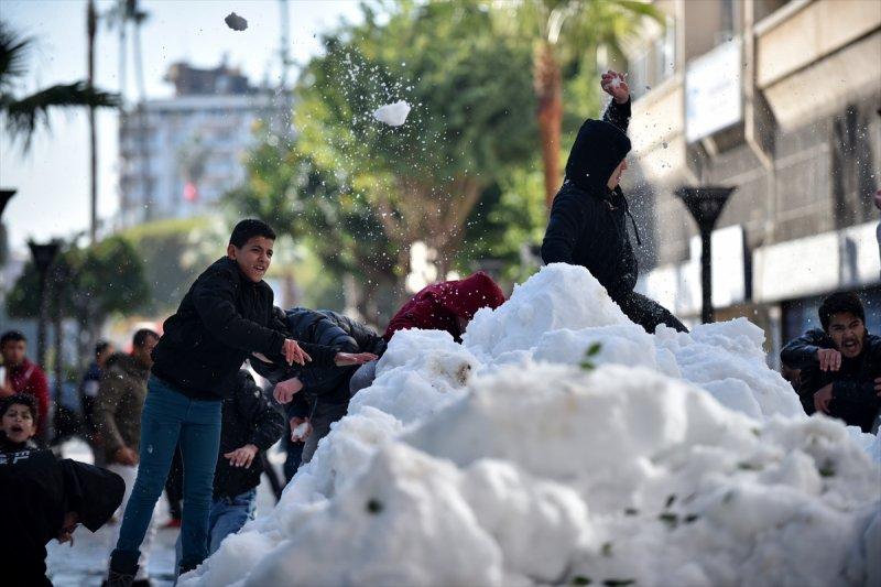 Mersinlilerin 15 derece sıcaklıkta kar topu savaşı