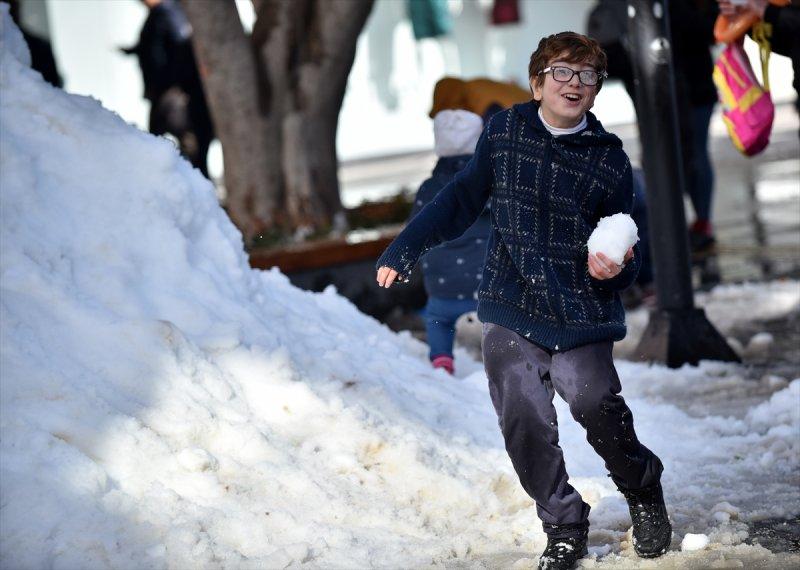 Mersinlilerin 15 derece sıcaklıkta kar topu savaşı