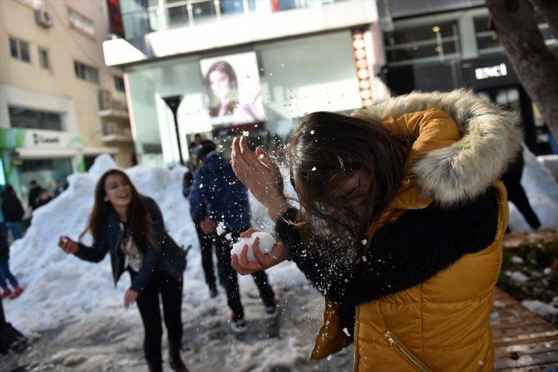 Mersinlilerin 15 derece sıcaklıkta kar topu savaşı