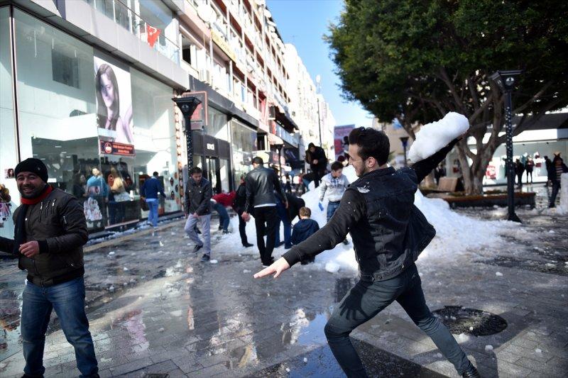 Mersinlilerin 15 derece sıcaklıkta kar topu savaşı
