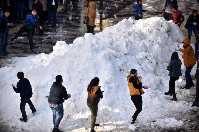 Mersinlilerin 15 derece sıcaklıkta kar topu savaşı