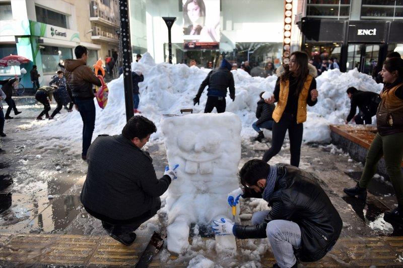 Mersinlilerin 15 derece sıcaklıkta kar topu savaşı