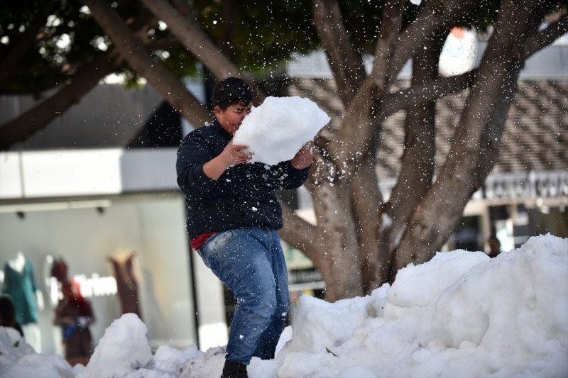 Mersinlilerin 15 derece sıcaklıkta kar topu savaşı