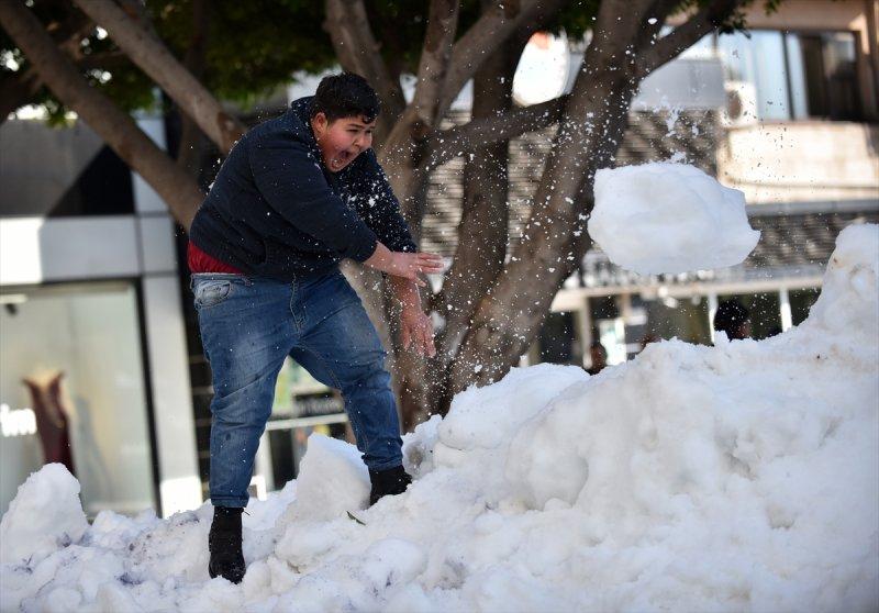 Mersinlilerin 15 derece sıcaklıkta kar topu savaşı