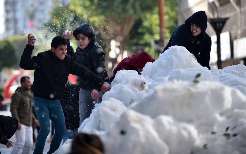 Mersinlilerin 15 derece sıcaklıkta kar topu savaşı