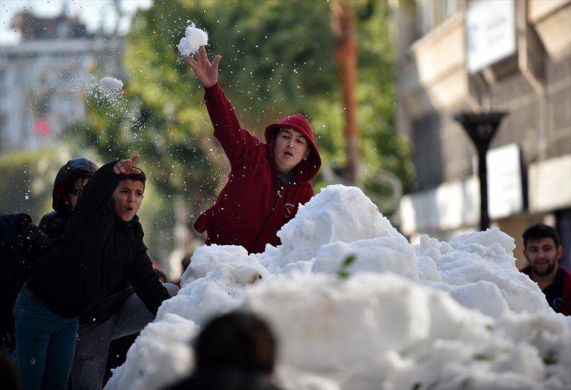 Mersinlilerin 15 derece sıcaklıkta kar topu savaşı