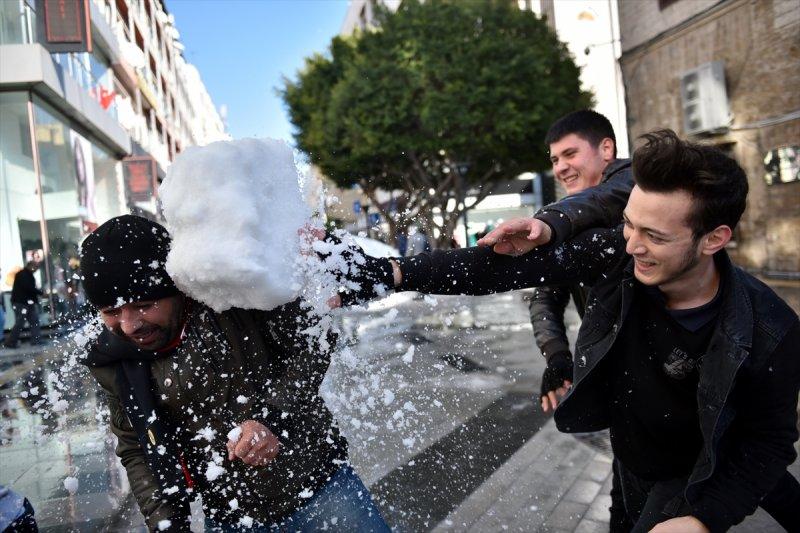 Mersinlilerin 15 derece sıcaklıkta kar topu savaşı