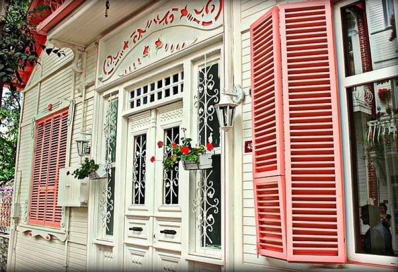 Rüyaları süsleyen pembe panjurlu evler