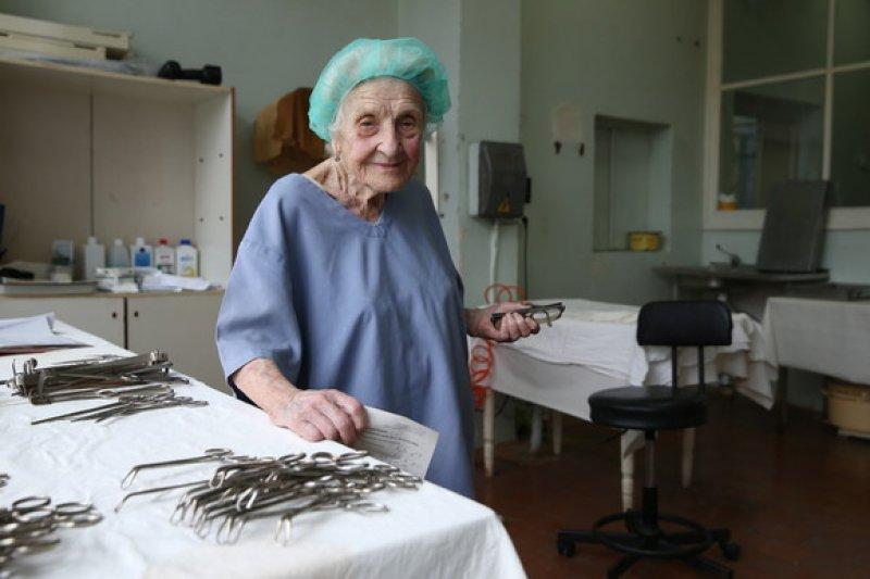 Dünyanın en yaşlı cerrahı: Levushkina