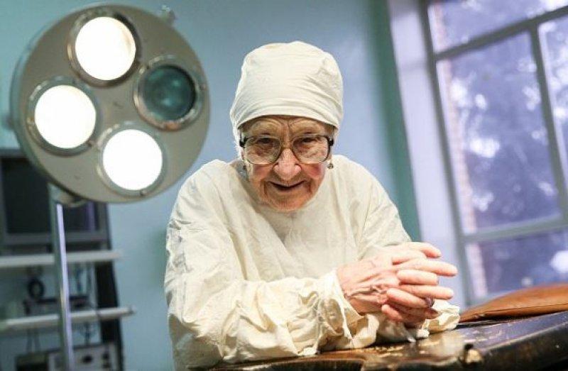 Dünyanın en yaşlı cerrahı: Levushkina