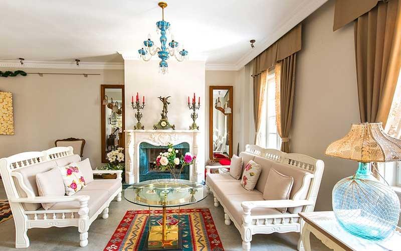 Alaçatı evlerinde mavi ve beyazın uyumu