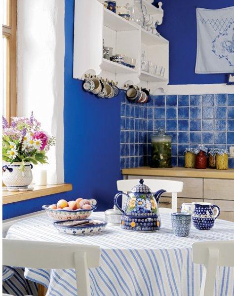 Alaçatı evlerinde mavi ve beyazın uyumu