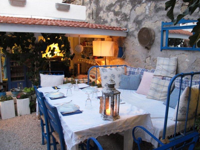 Alaçatı evlerinde mavi ve beyazın uyumu