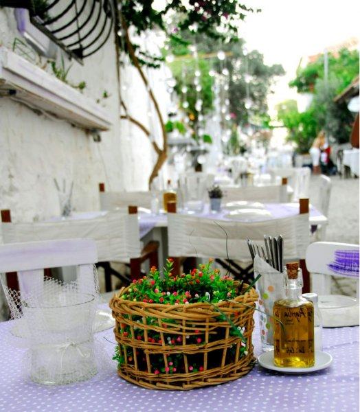 Alaçatı evlerinde mavi ve beyazın uyumu