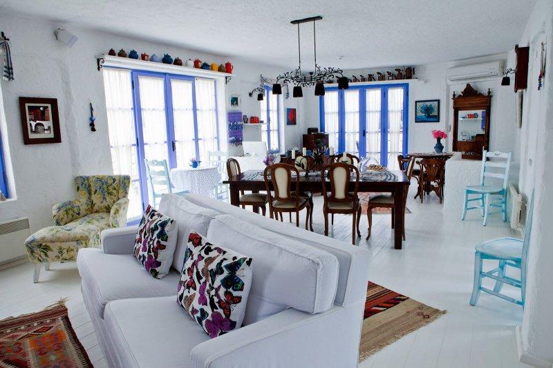 Alaçatı evlerinde mavi ve beyazın uyumu