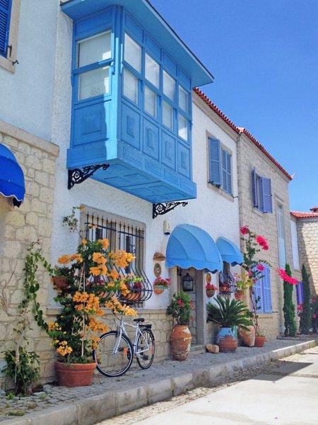 Alaçatı evlerinde mavi ve beyazın uyumu